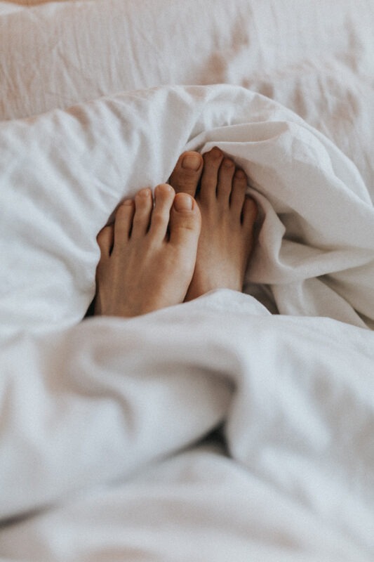 Füße im Bett